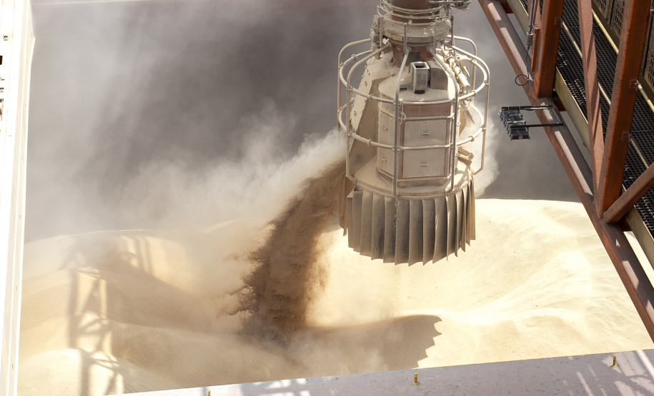 Navio chega para carregar quase 108 mil toneladas de farelo de soja no Porto de Paranaguá