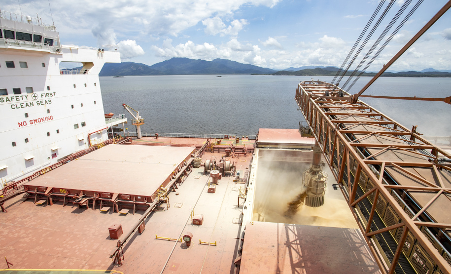 Navio chega para carregar quase 108 mil toneladas de farelo de soja no Porto de Paranaguá
