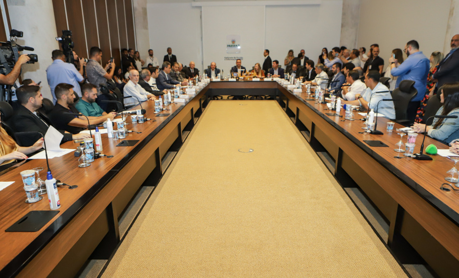 governador Carlos Massa Ratinho Junior anunciou nesta terça-feira (07) um pacote bilionário de investimentos em infraestrutura em diversas regiões do Paraná.