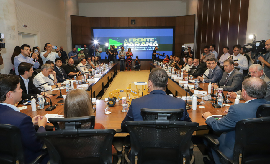 governador Carlos Massa Ratinho Junior anunciou nesta terça-feira (07) um pacote bilionário de investimentos em infraestrutura em diversas regiões do Paraná.