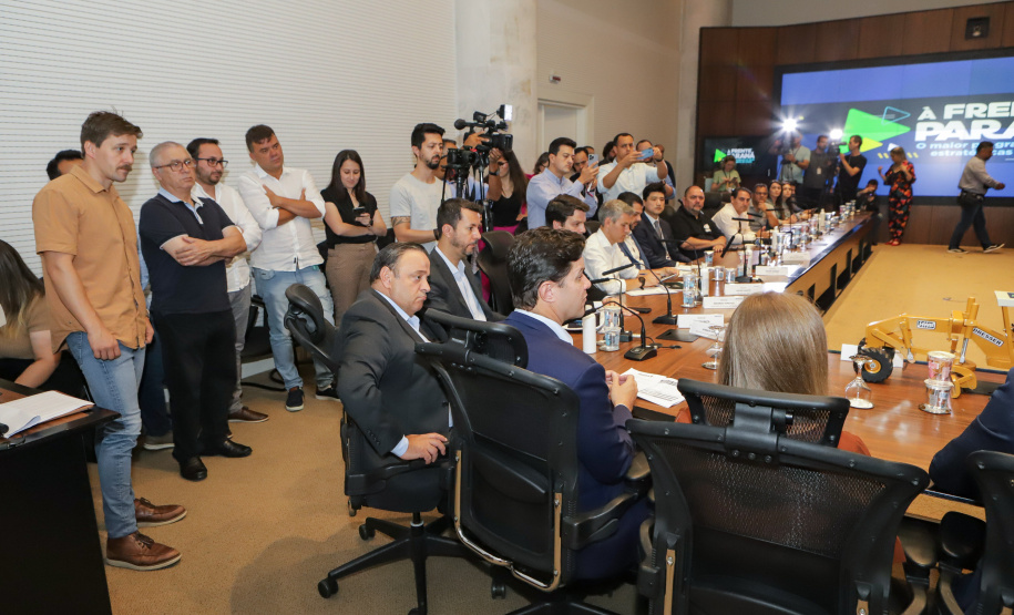 governador Carlos Massa Ratinho Junior anunciou nesta terça-feira (07) um pacote bilionário de investimentos em infraestrutura em diversas regiões do Paraná.