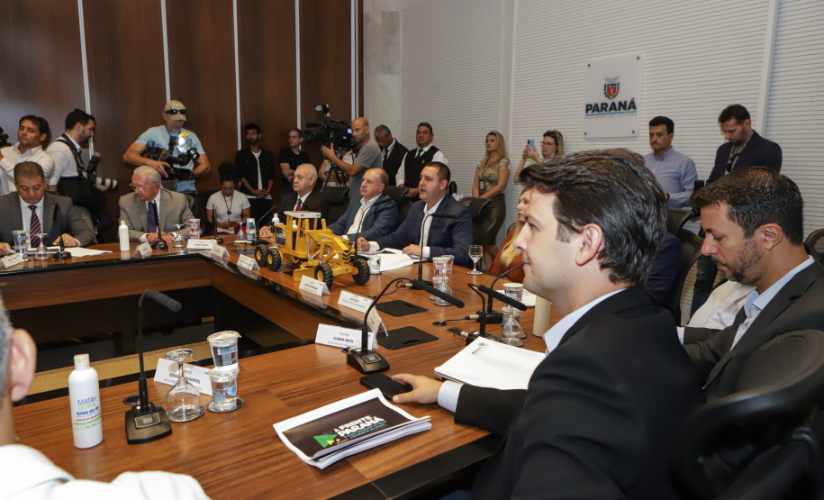 governador Carlos Massa Ratinho Junior anunciou nesta terça-feira (07) um pacote bilionário de investimentos em infraestrutura em diversas regiões do Paraná.