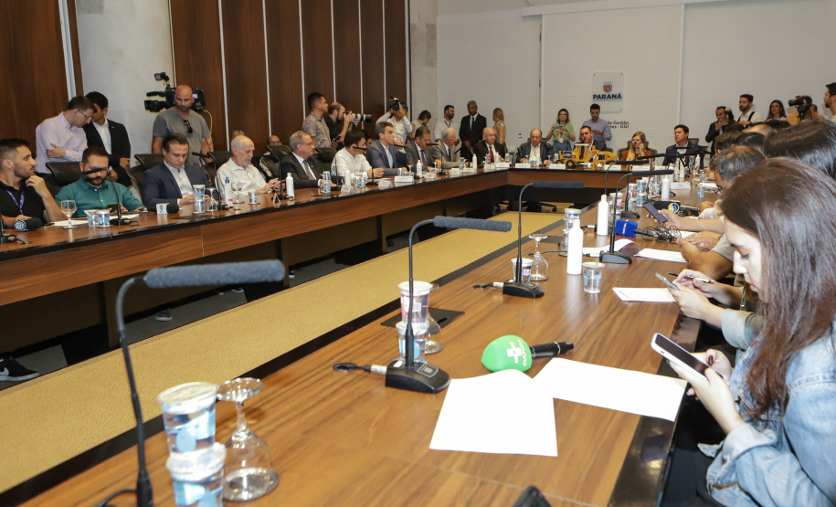 governador Carlos Massa Ratinho Junior anunciou nesta terça-feira (07) um pacote bilionário de investimentos em infraestrutura em diversas regiões do Paraná.