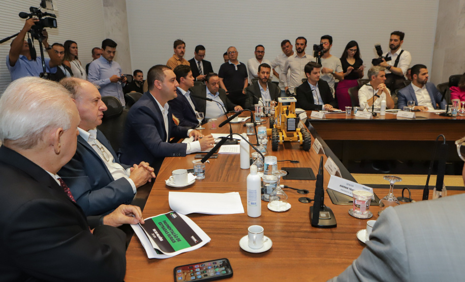 governador Carlos Massa Ratinho Junior anunciou nesta terça-feira (07) um pacote bilionário de investimentos em infraestrutura em diversas regiões do Paraná.