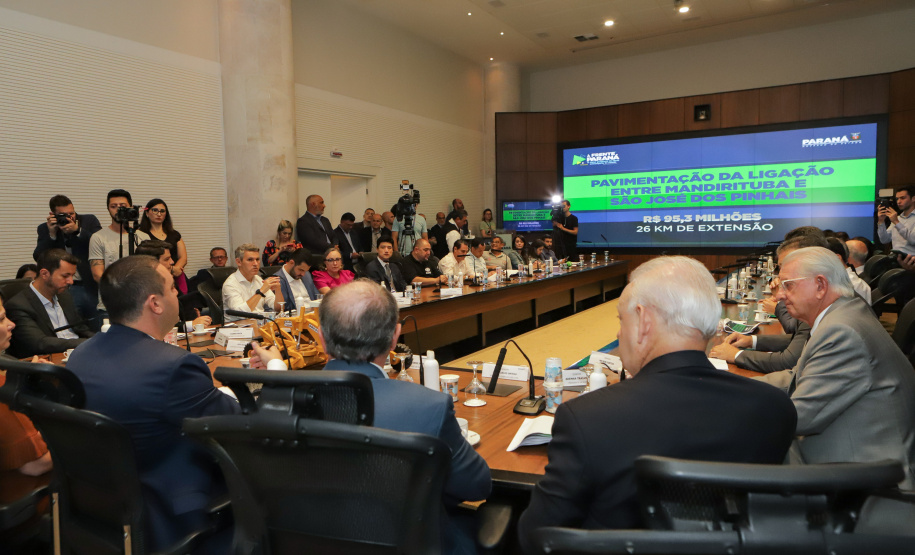 governador Carlos Massa Ratinho Junior anunciou nesta terça-feira (07) um pacote bilionário de investimentos em infraestrutura em diversas regiões do Paraná.