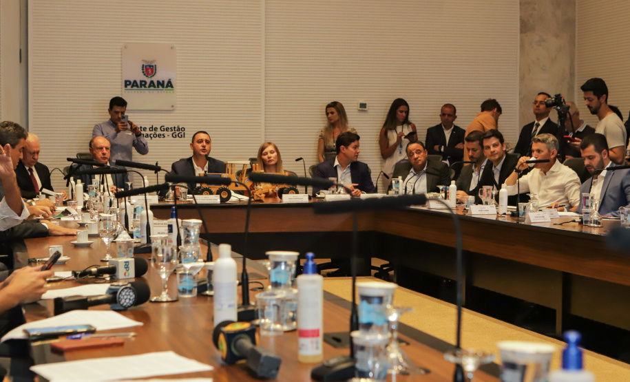 governador Carlos Massa Ratinho Junior anunciou nesta terça-feira (07) um pacote bilionário de investimentos em infraestrutura em diversas regiões do Paraná.