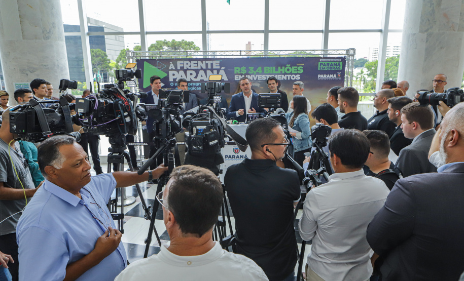 governador Carlos Massa Ratinho Junior anunciou nesta terça-feira (07) um pacote bilionário de investimentos em infraestrutura em diversas regiões do Paraná.