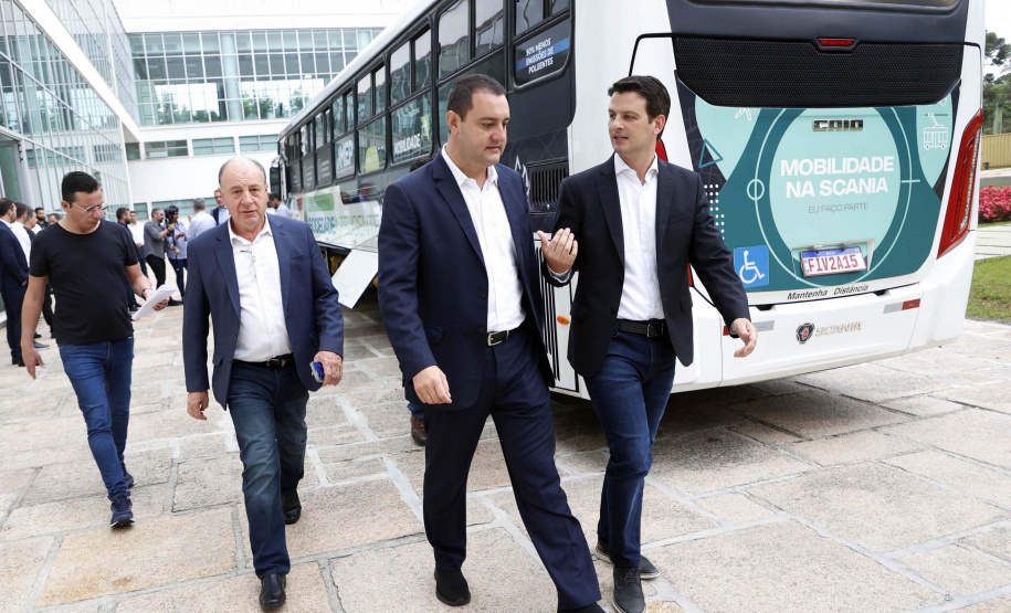 Apresentação do ônibus a gás