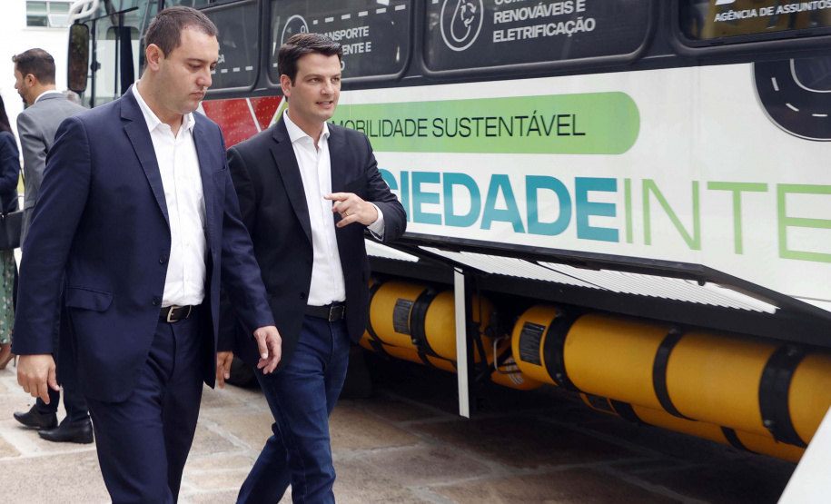 Apresentação do ônibus a gás