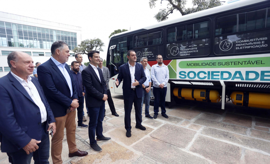 Apresentação do ônibus a gás