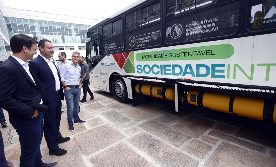 Apresentação do ônibus a gás