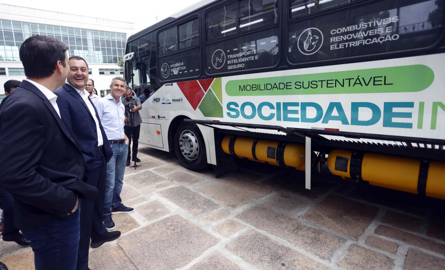 Apresentação do ônibus a gás