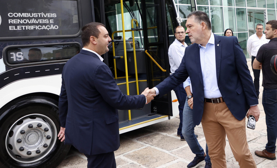 Apresentação do ônibus a gás