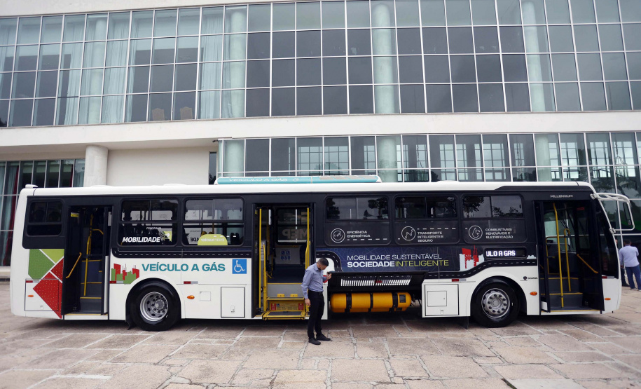 Apresentação do ônibus a gás