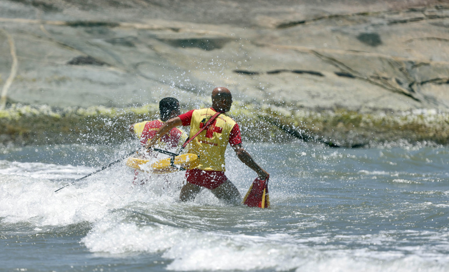 Bombeiros alcançam marca de 11 mil pulseirinhas distribuídas e 1.243 salvamentos no Litoral