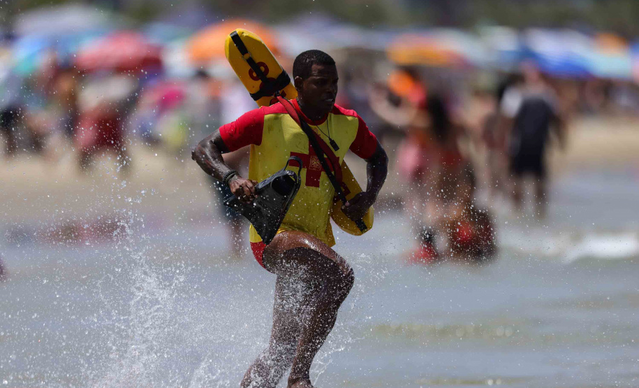 Bombeiros alcançam marca de 11 mil pulseirinhas distribuídas e 1.243 salvamentos no Litoral