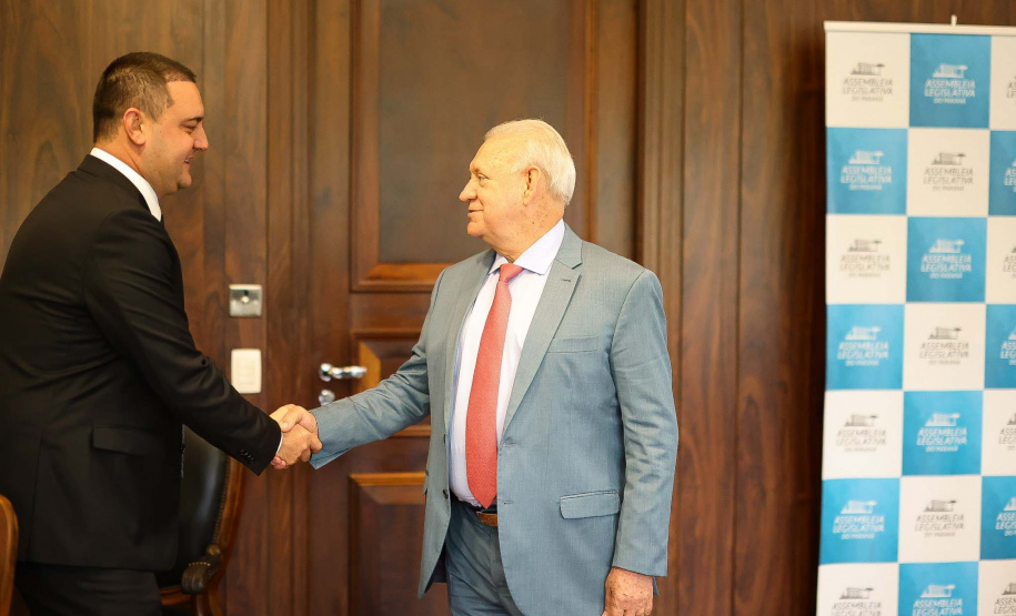 Na abertura dos trabalhos, Ratinho Junior entrega balanço de 2022 à Assembleia