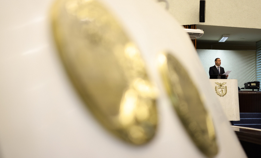 Na abertura dos trabalhos, Ratinho Junior entrega balanço de 2022 à Assembleia