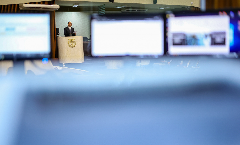 Na abertura dos trabalhos, Ratinho Junior entrega balanço de 2022 à Assembleia