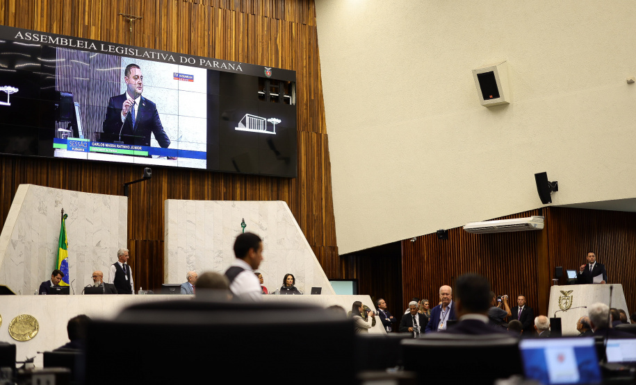 Na abertura dos trabalhos, Ratinho Junior entrega balanço de 2022 à Assembleia