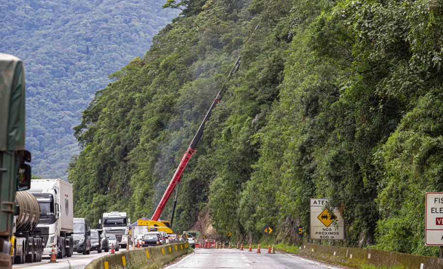 Morretes, 10 de fevereiro de 2023 - Guindastes realizam a recuperação do morro na BR 277, sentindo litoral paranaense, nas proximidades do viaduto do padre.