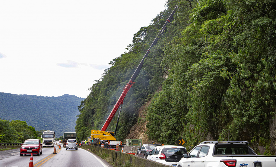 Morretes, 10 de fevereiro de 2023 - Guindastes realizam a recuperação do morro na BR 277, sentindo litoral paranaense, nas proximidades do viaduto do padre.