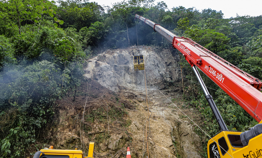 Morretes, 10 de fevereiro de 2023 - Guindastes realizam a recuperação do morro na BR 277, sentindo litoral paranaense, nas proximidades do viaduto do padre.