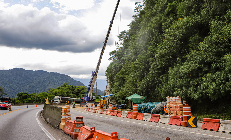 Morretes, 10 de fevereiro de 2023 - Guindastes realizam a recuperação do morro na BR 277, sentindo litoral paranaense, nas proximidades do viaduto do padre.