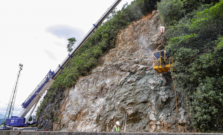 Morretes, 10 de fevereiro de 2023 - Guindastes realizam a recuperação do morro na BR 277, sentindo litoral paranaense, nas proximidades do viaduto do padre.