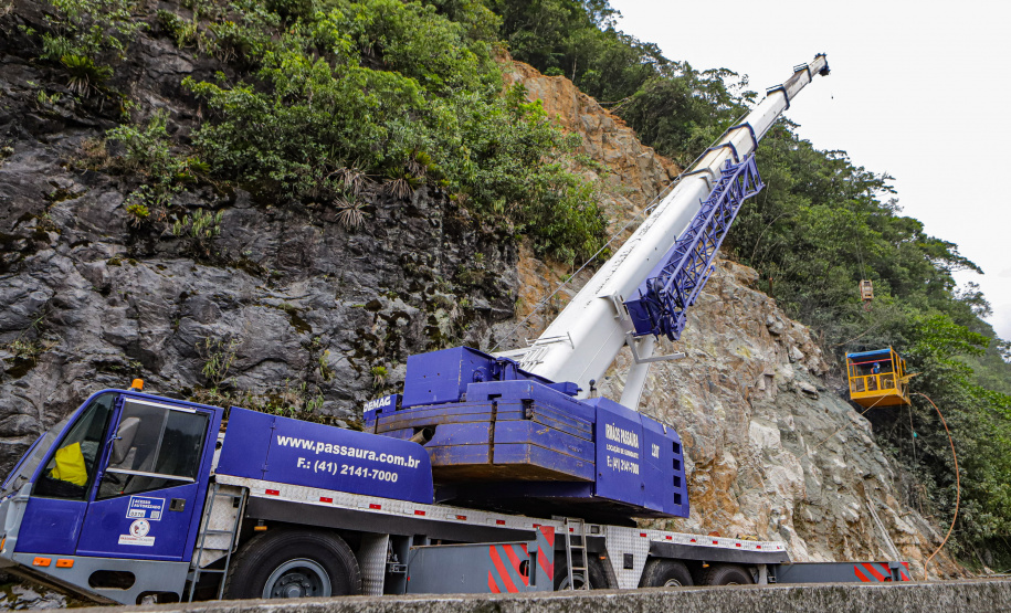 Morretes, 10 de fevereiro de 2023 - Guindastes realizam a recuperação do morro na BR 277, sentindo litoral paranaense, nas proximidades do viaduto do padre.