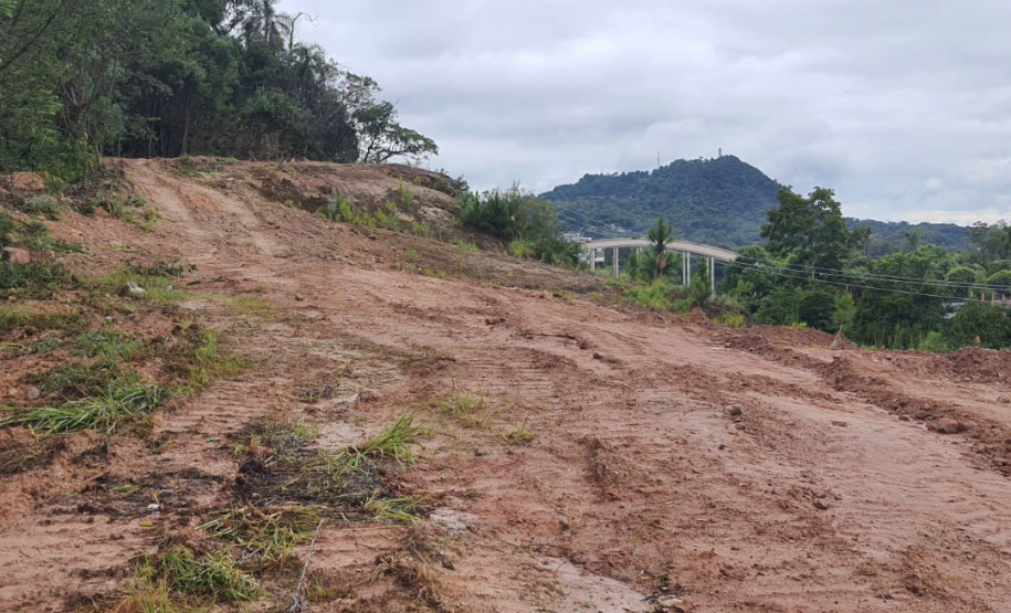 Contenção de rochas em União da Vitória avança com chegada de maquinário