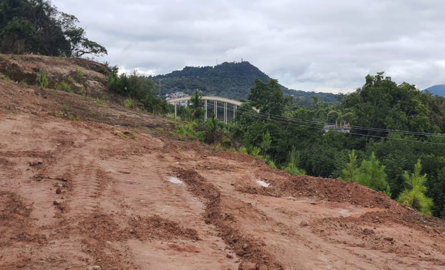 Contenção de rochas em União da Vitória avança com chegada de maquinário