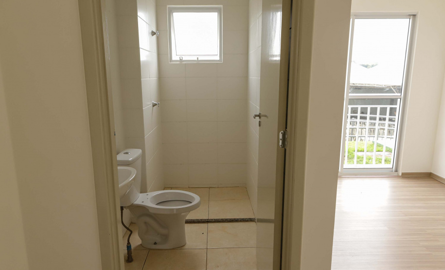 Governador entrega 200 moradias e títulos de propriedade a famílias de Cascavel