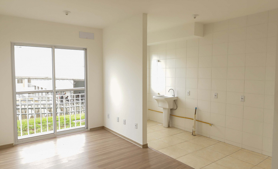 Governador entrega 200 moradias e títulos de propriedade a famílias de Cascavel