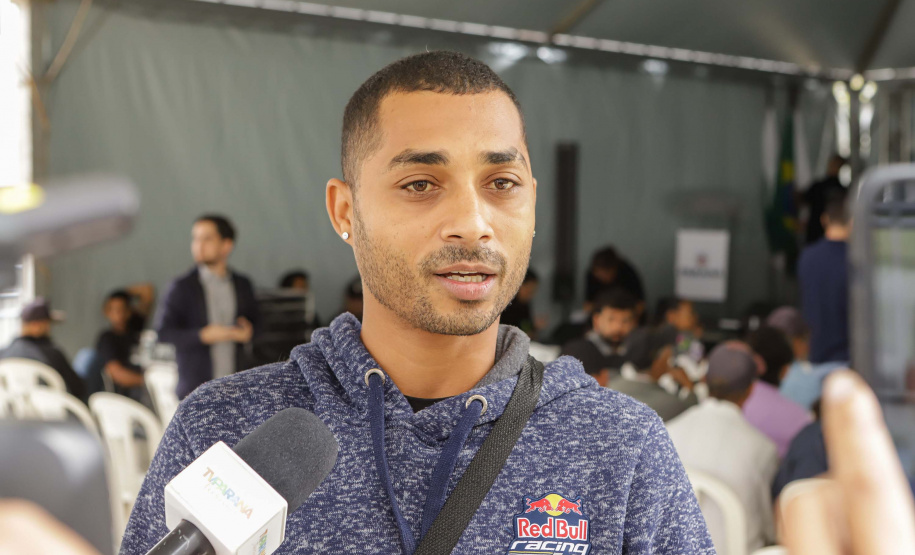 Governador entrega 200 moradias e títulos de propriedade a famílias de Cascavel