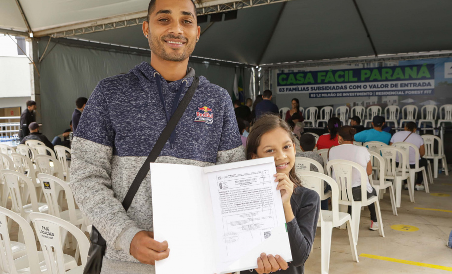 Governador entrega 200 moradias e títulos de propriedade a famílias de Cascavel