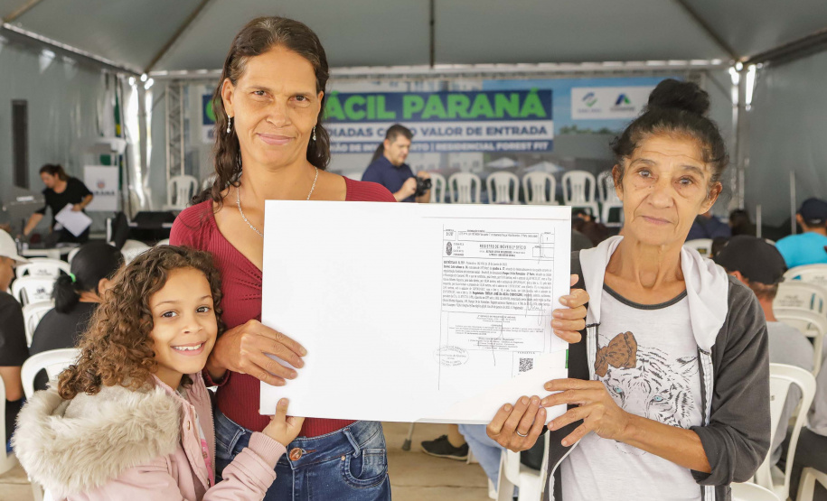 Governador entrega 200 moradias e títulos de propriedade a famílias de Cascavel