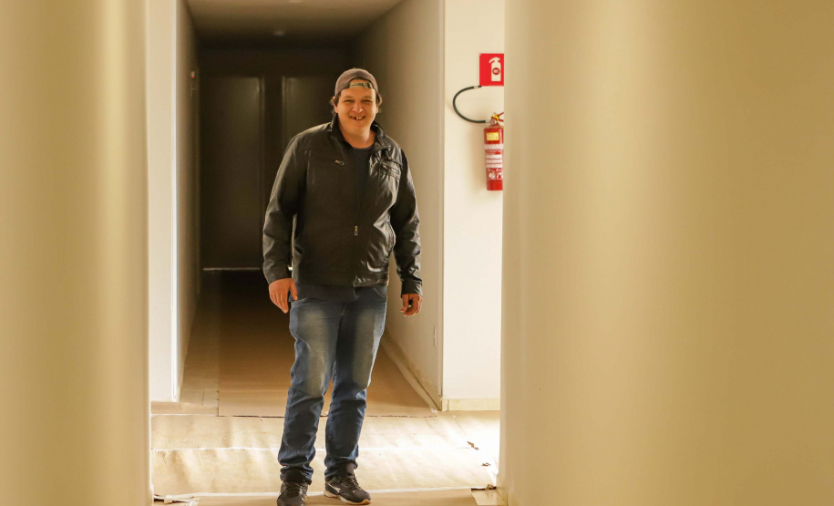 Governador entrega 200 moradias e títulos de propriedade a famílias de Cascavel