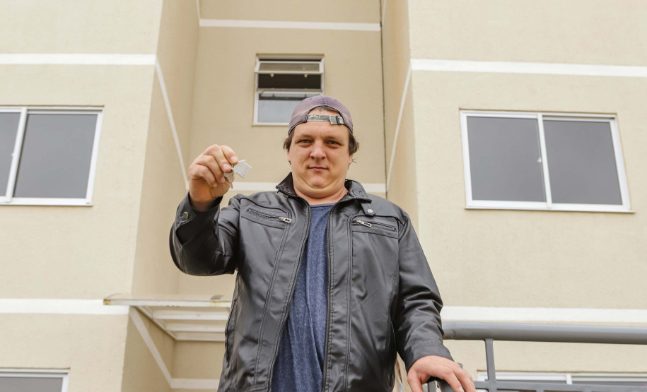 Governador entrega 200 moradias e títulos de propriedade a famílias de Cascavel