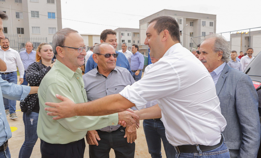 Governador entrega 200 moradias e títulos de propriedade a famílias de Cascavel