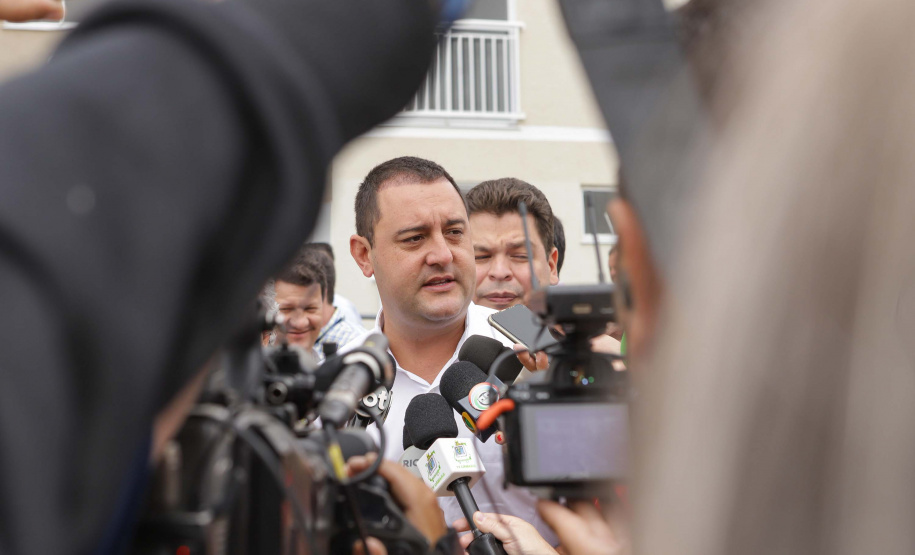 Governador entrega 200 moradias e títulos de propriedade a famílias de Cascavel