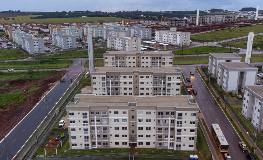 Governador entrega 200 moradias e títulos de propriedade a famílias de Cascavel