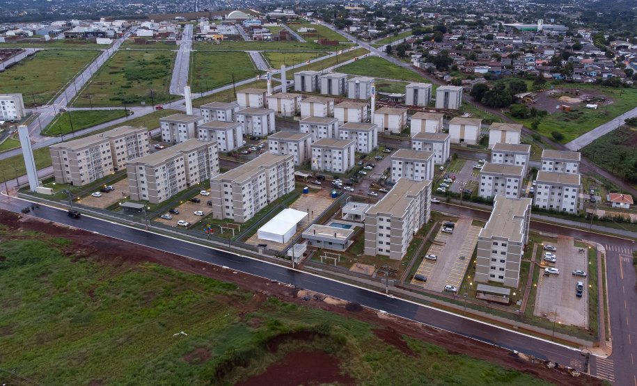 Governador entrega 200 moradias e títulos de propriedade a famílias de Cascavel