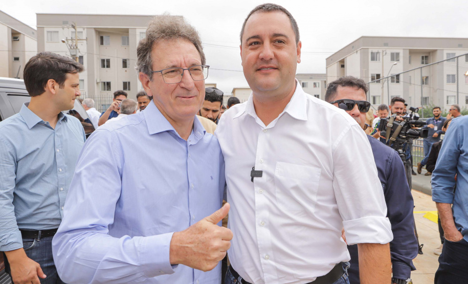 Governador entrega 200 moradias e títulos de propriedade a famílias de Cascavel