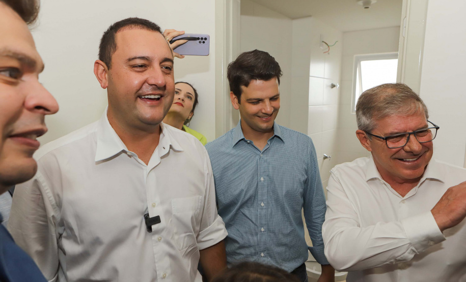 Governador entrega 200 moradias e títulos de propriedade a famílias de Cascavel