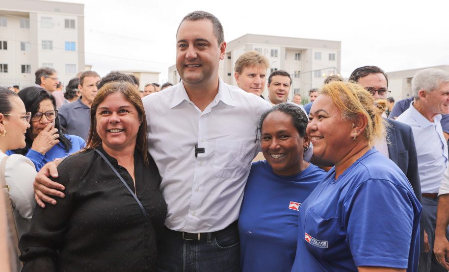 Governador entrega 200 moradias e títulos de propriedade a famílias de Cascavel