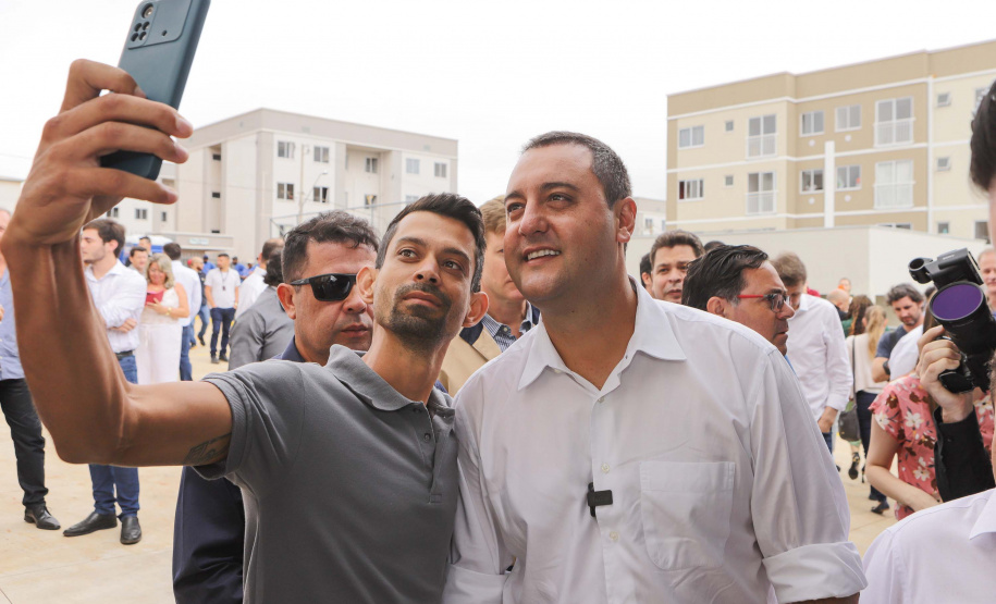 Governador entrega 200 moradias e títulos de propriedade a famílias de Cascavel