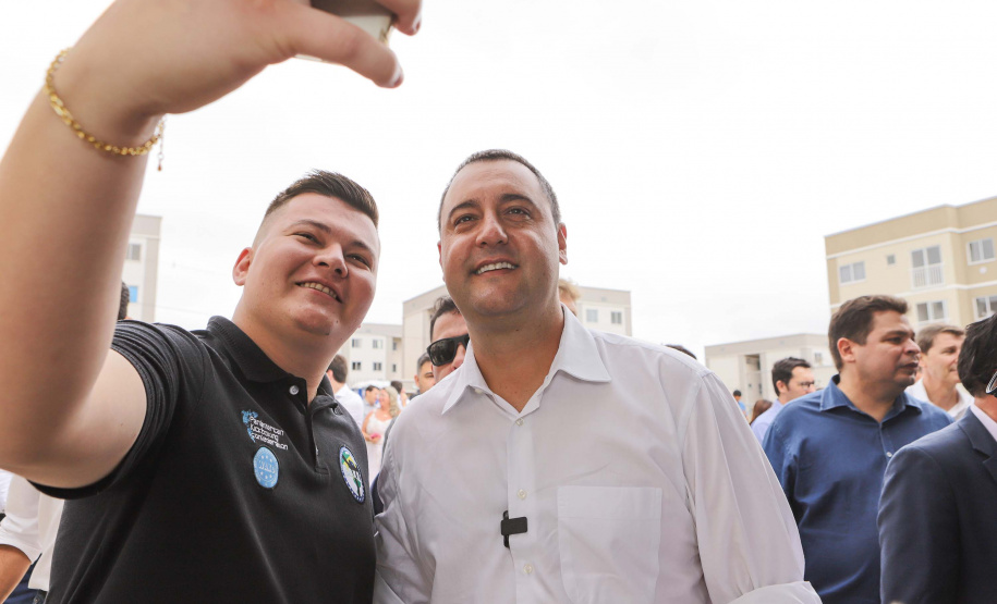 Governador entrega 200 moradias e títulos de propriedade a famílias de Cascavel