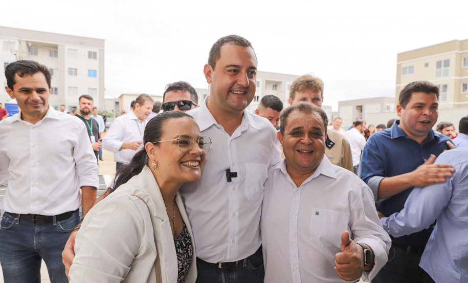 Governador entrega 200 moradias e títulos de propriedade a famílias de Cascavel
