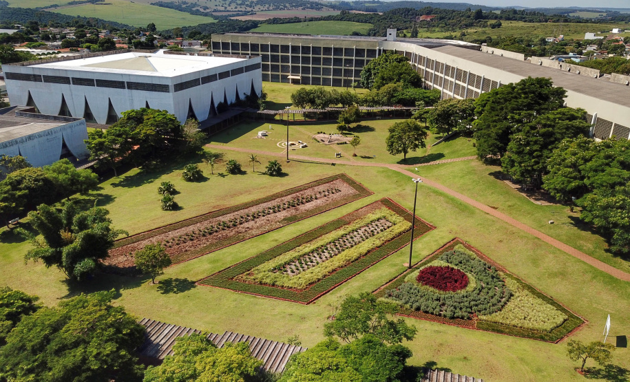 Unioeste abre concurso para contratar dez profissisonais de nível superior e técnico
